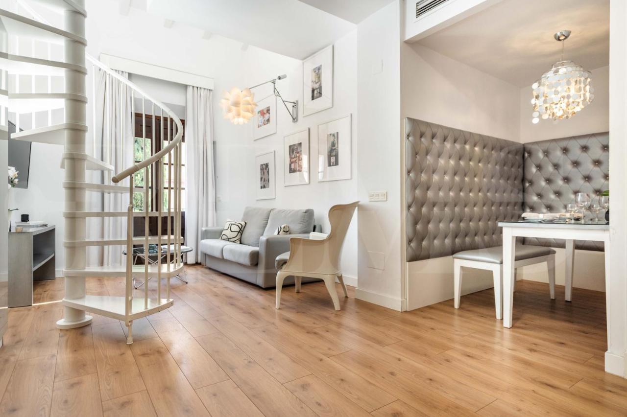 マラガLoft Duplex With Private Terrace - Historic Center By Remsアパートメント エクステリア 写真